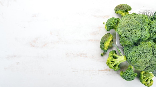 Verse groene broccoli Rauwe groenten op een houten achtergrond Bovenaanzicht Ruimte kopiëren