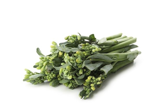 Verse groene broccolini geïsoleerd op een witte achtergrond