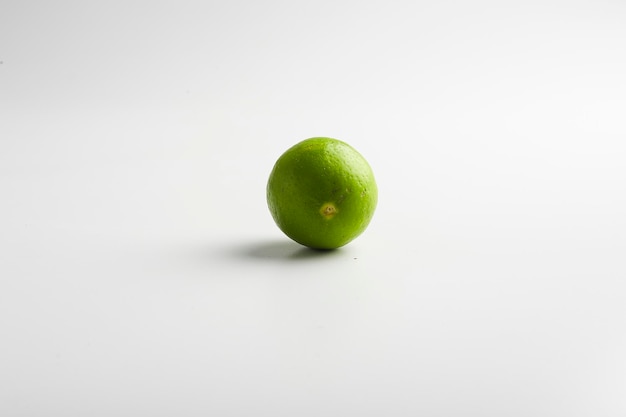 Verse groene citroen op witte achtergrond