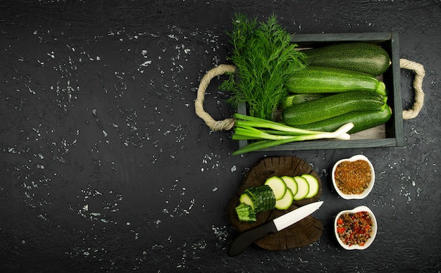 Verse groene courgette op een donkere tafel