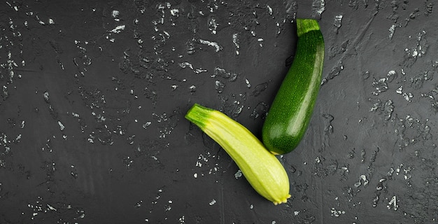 Verse groene courgette op een donkere tafel