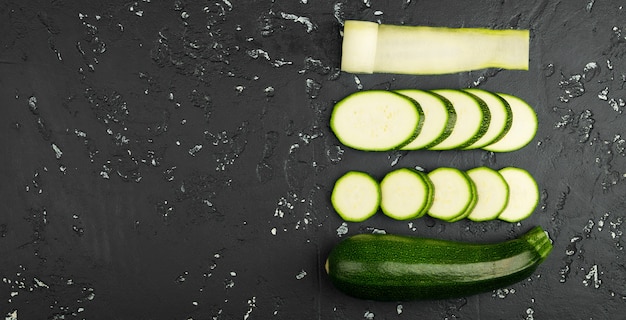 Verse groene courgette op een donkere tafel