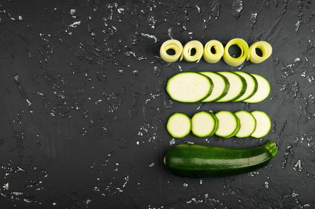 Verse groene courgette op een donkere tafel