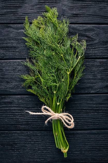 Verse groene dille op een houten ondergrond Bovenaanzicht Vrije ruimte voor uw tekst