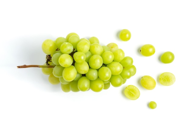 Verse groene druif geïsoleerd op een witte achtergrond bovenaanzicht