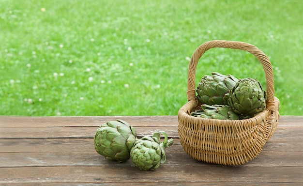 Verse groene en rauwe artisjok in mand Gezonde voeding groente Close up