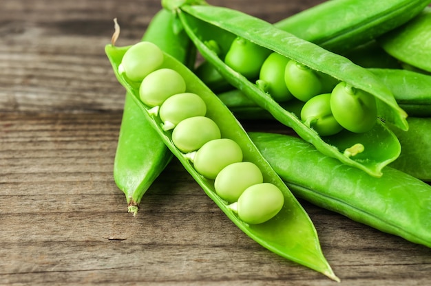 Verse groene erwt in de peulen