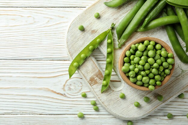 Verse groene erwt op witte houten tafel