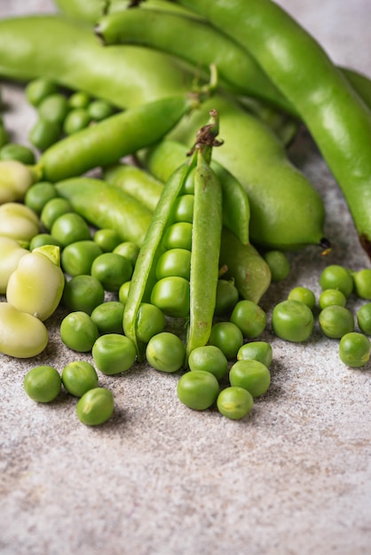 Verse groene erwten en bonen op lichte achtergrond