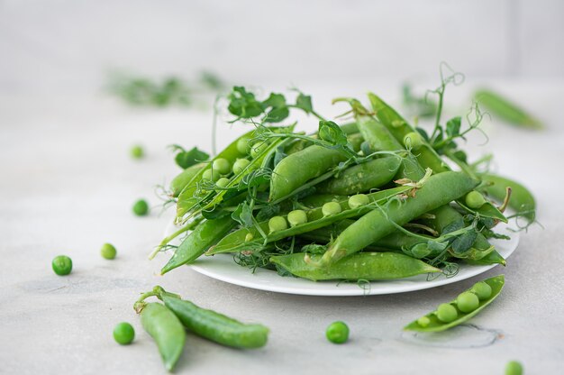 Verse groene erwten in peulen