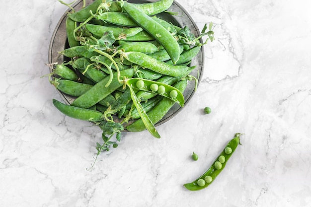 Foto verse groene erwteniontafel