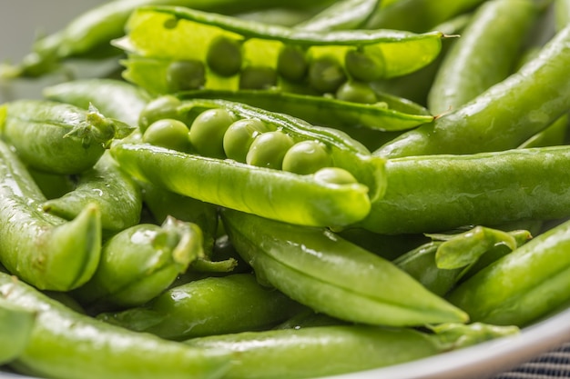 Verse groene erwtenzaden en peulen - Sluit omhoog.