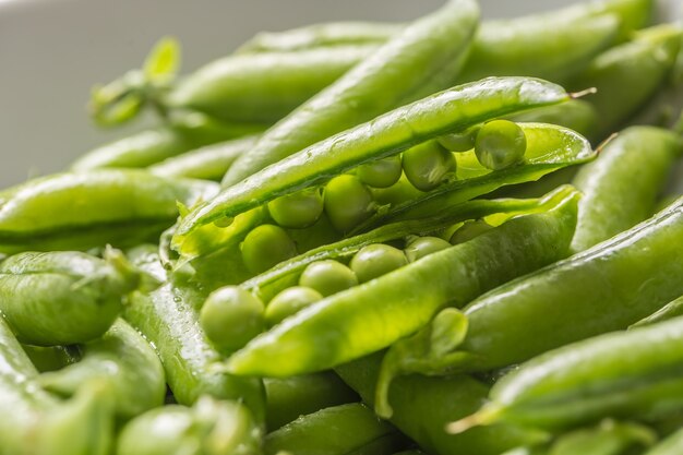 Verse groene erwtenzaden en peulen - Sluit omhoog.