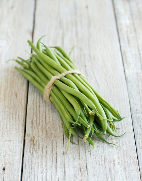 Verse groene Franse bonen op een houten tafel close-up