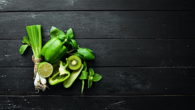 Verse groene groenten en fruit Biologisch voedsel Rustieke stijl Bovenaanzicht Vrije ruimte voor tekst