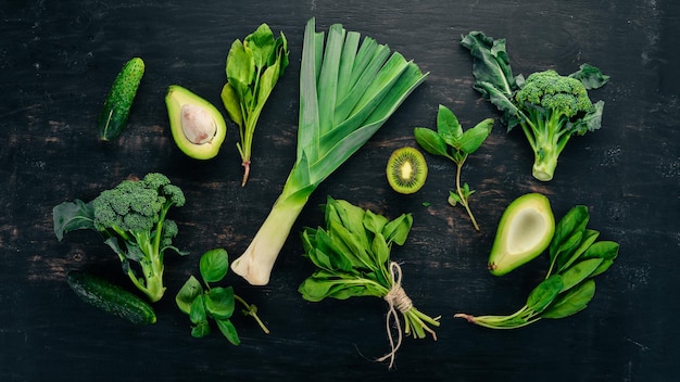 Verse groene groenten en fruit op een houten ondergrond. Gezond eten. Bovenaanzicht. Ruimte kopiëren.