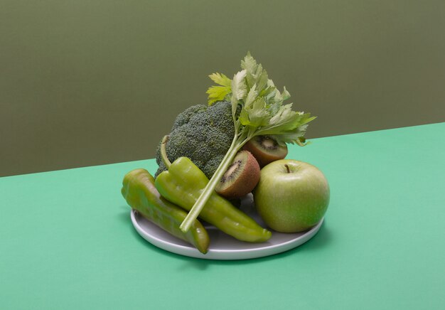 Verse groene groenten en fruit op groene tafel. Alkalisch dieetconcept, horizontaal