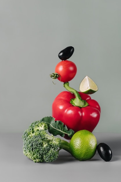 Verse groene groenten, fruit op tafel in balans, trendy