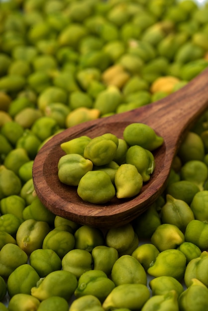 Verse groene kikkererwten op een lichte achtergrond