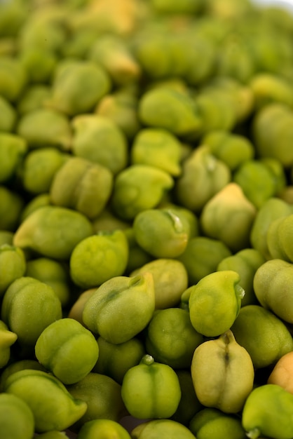 Verse groene kikkererwten op een lichte achtergrond