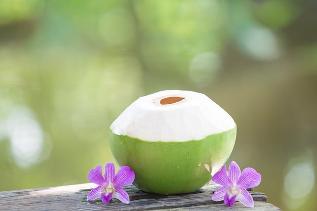 Foto verse groene kokosnoten met rietje