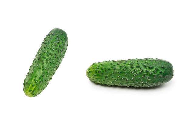 Verse groene komkommer geïsoleerd op witte achtergrond
