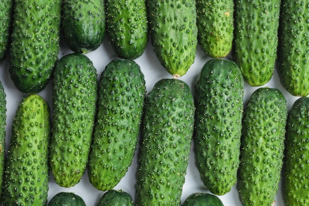 Verse groene komkommers als achtergrond