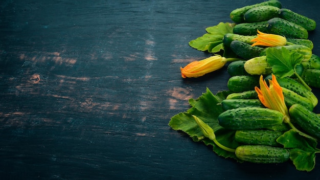 Verse groene komkommers Bloemkomkommer Op een houten achtergrond Bovenaanzicht Kopieer de ruimte