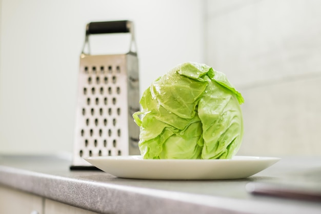 Verse groene kool in de keuken Frisse salade vitamines