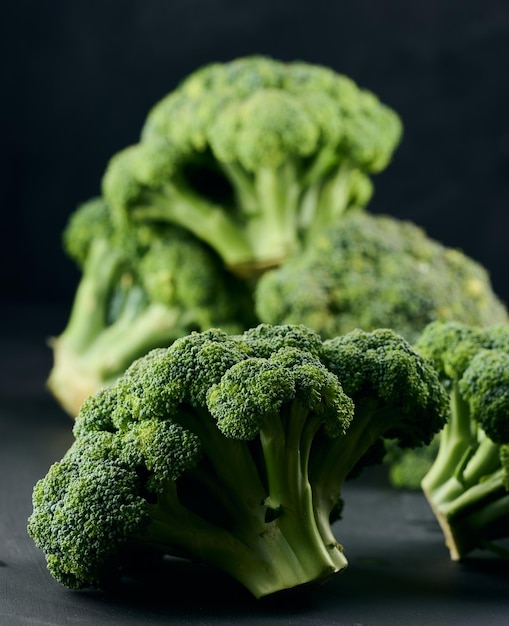 Verse groene kop van broccoli op zwarte achtergrondx9