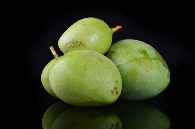 Verse groene mango op zwarte achtergrond