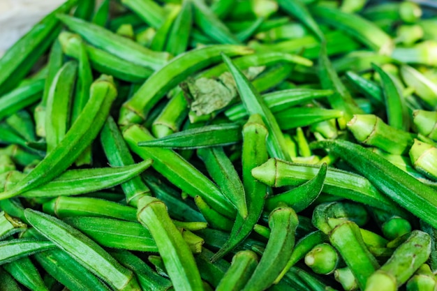 Verse groene okra in plantaardige markt