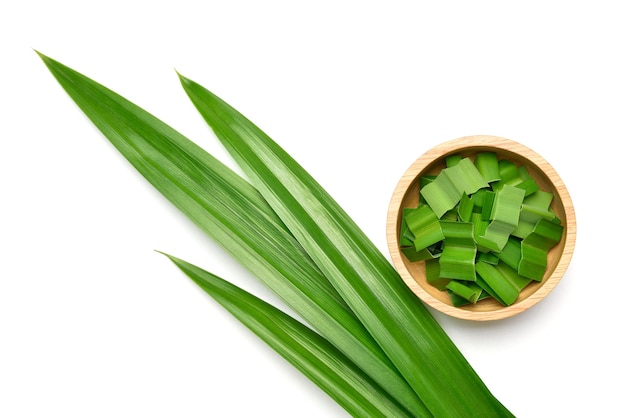 Verse groene pandanbladeren die op wit worden geïsoleerd