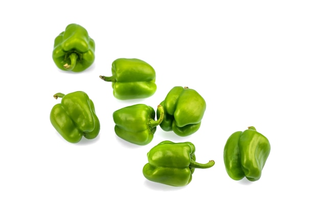 Verse groene paprika of paprika op een wit