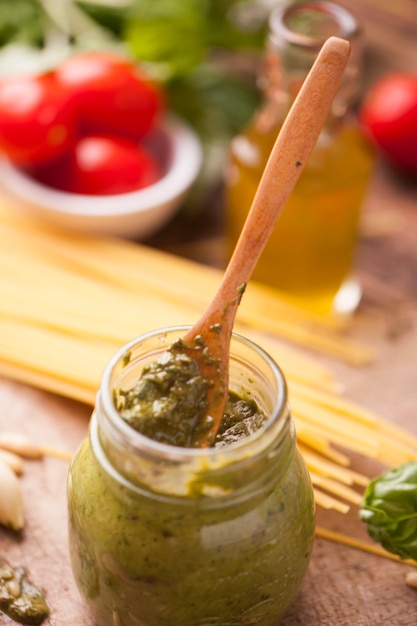 Verse groene pesto in een weckglas