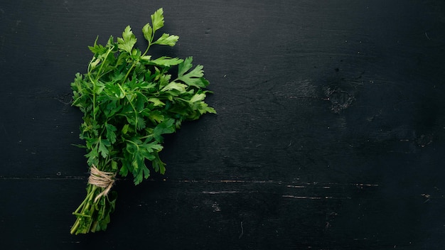 Verse groene peterselie Wortelpeterselie Op een houten achtergrond Bovenaanzicht Ruimte kopiëren