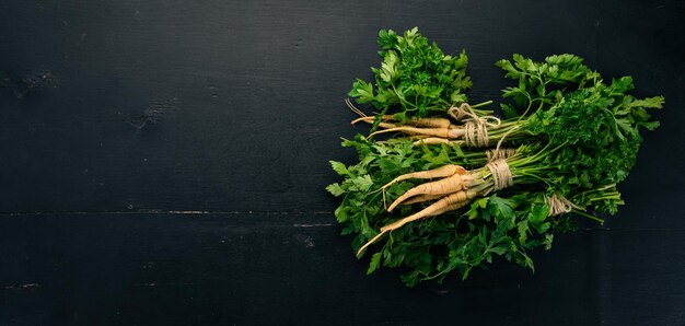 Verse groene peterselie Wortelpeterselie Op een houten achtergrond Bovenaanzicht Ruimte kopiëren