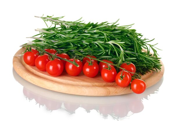 Verse groene rozemarijn en tomatenkers op houten plank geïsoleerd op wit