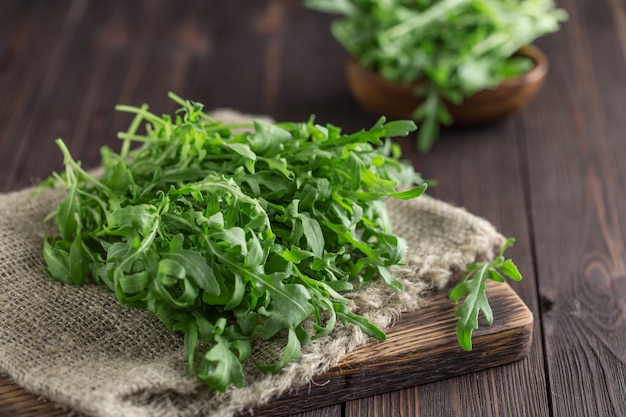 Verse groene rucola in kom op tafel. Rucola voor salade