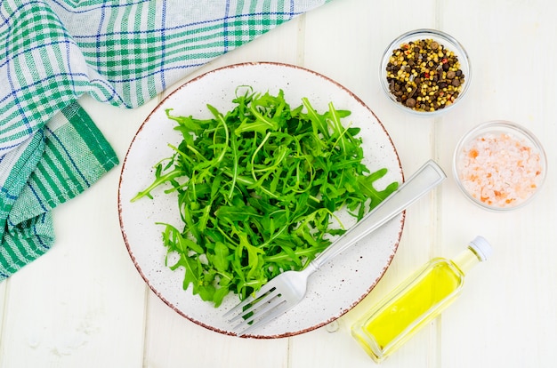 Verse groene rucola op plaat