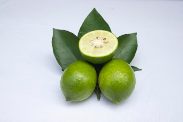 Verse groene schijfjes citroen met blad Lekkere citroenvruchten Verfrissend ingrediënt voor zomerdrank