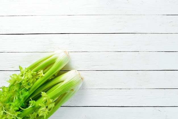 Verse groene selderij. Gezond eten. Bovenaanzicht. Vrije ruimte voor uw tekst.