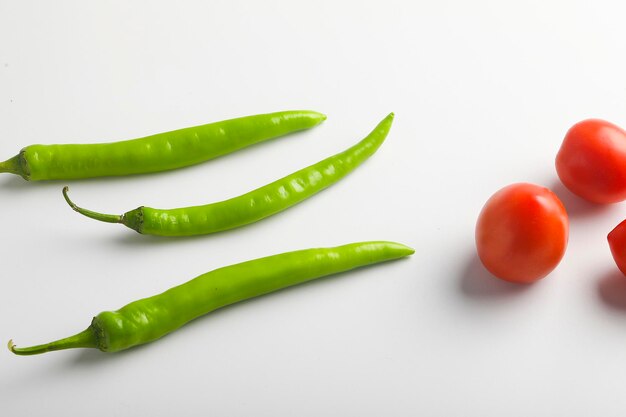 Verse Groene Spaanse pepers en tomaten op witte achtergrond