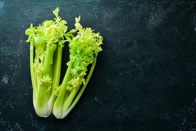 Verse groene stengel bleekselderij op een zwarte achtergrond Gezonde voeding Bovenaanzicht Vrije ruimte voor uw tekst