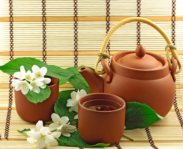 Verse groene thee met jasmijn witte bloemen