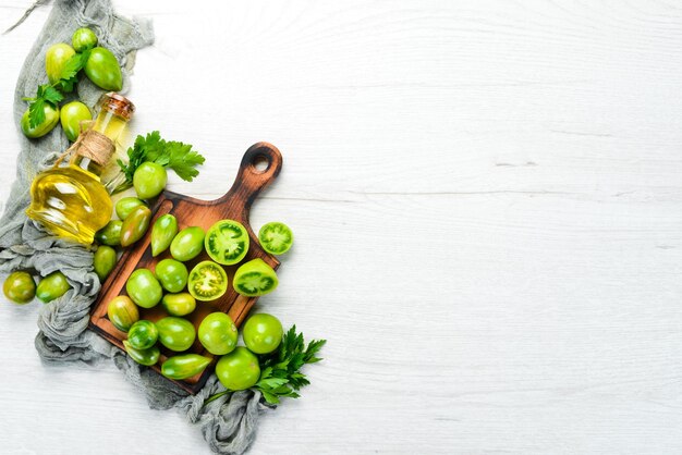 Verse groene tomaten op witte houten achtergrond Groenen bovenaanzicht Vrije ruimte voor uw tekst