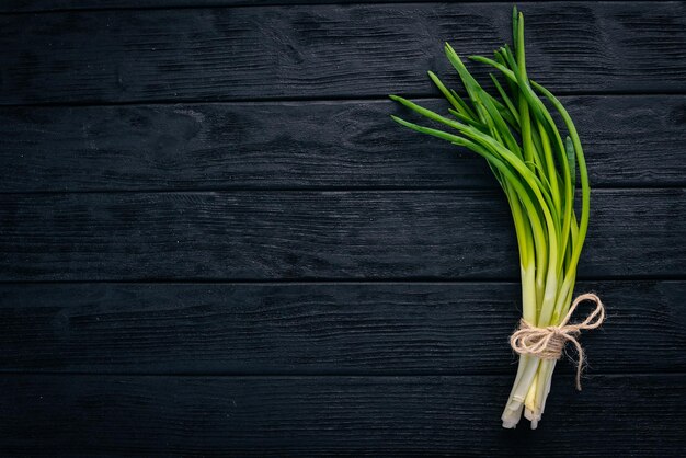 Verse groene ui op een houten achtergrond Bovenaanzicht Vrije ruimte voor uw tekst