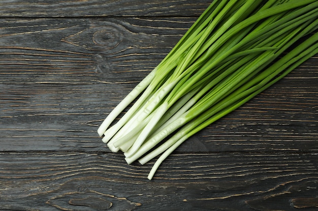 Verse groene ui op houten tafel