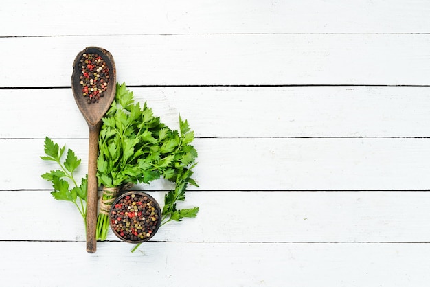 Verse groene uien, paprika's en kruiden op de oude achtergrond Bovenaanzicht vrije ruimte voor uw tekst