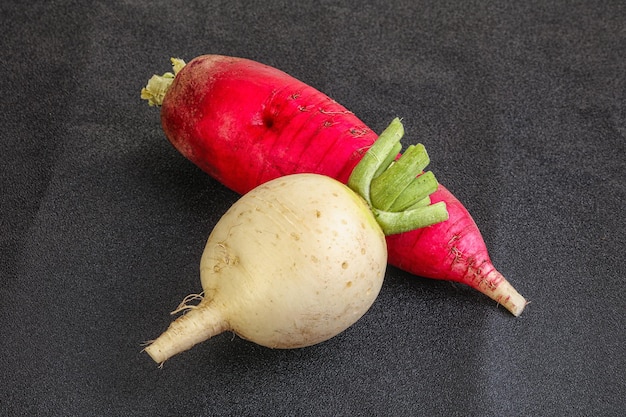 Verse groente daikon voor veganistische keuken